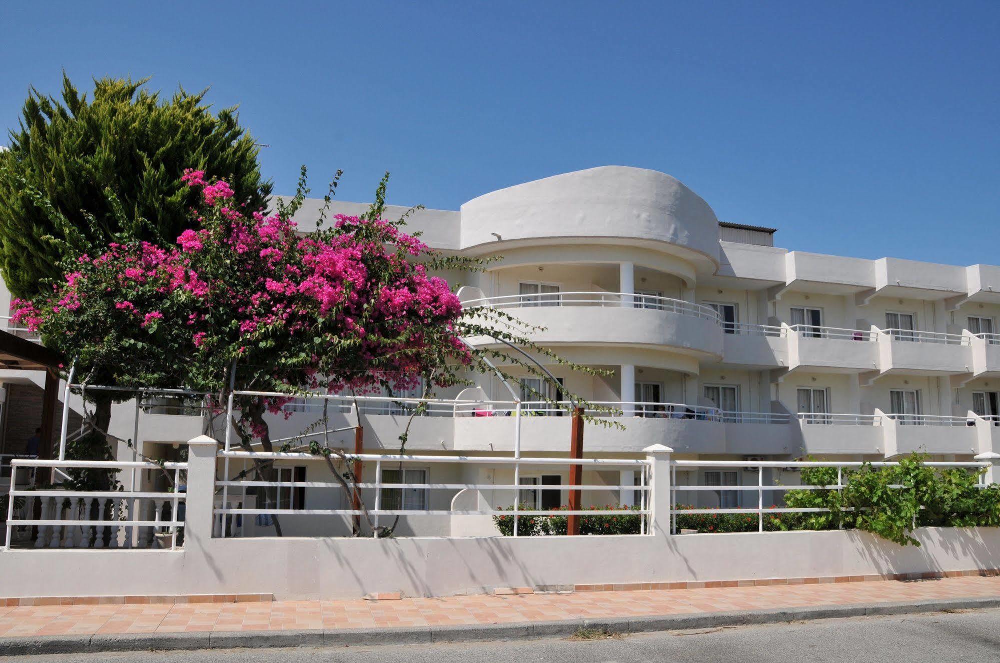 Evita Aparthotel 3*